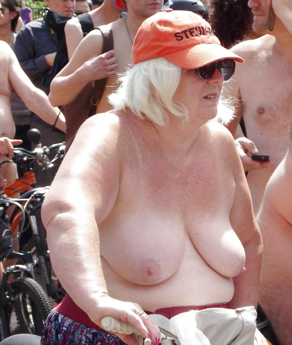 Старые сиськи публично