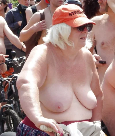 Старые сиськи публично