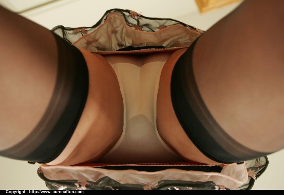 Под юбкой вид снизу