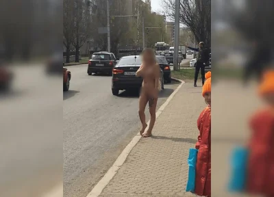 Прошлась голая по улице