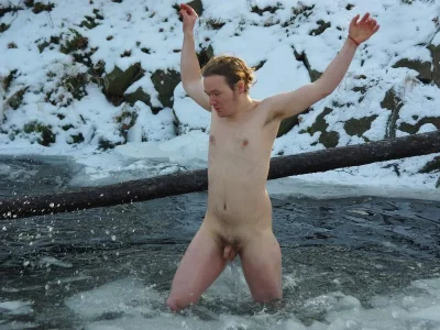 Мужики купаются без трусов