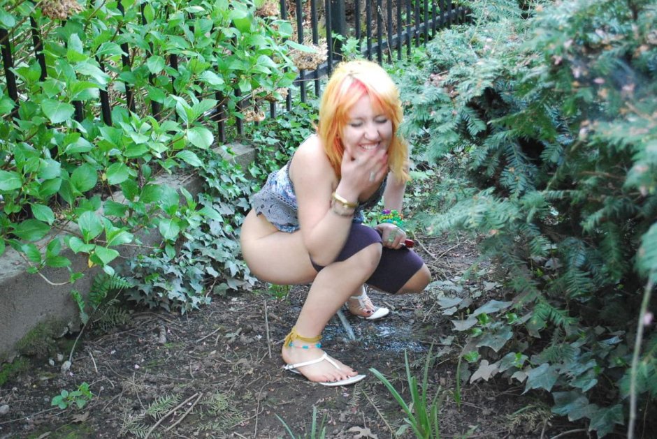 Девушка писает на улице