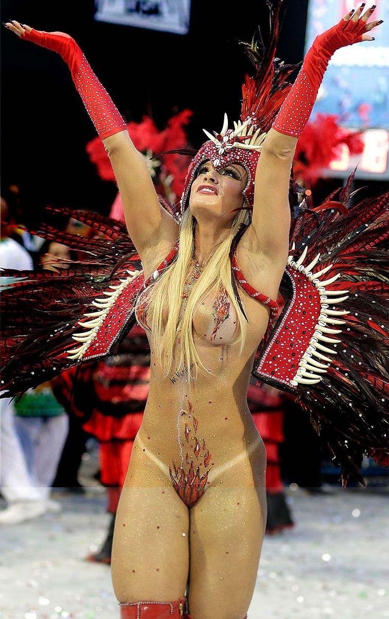 Танцовщицы на карнавале в бразилии