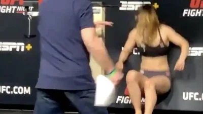 Девушки бойцы на взвешивании