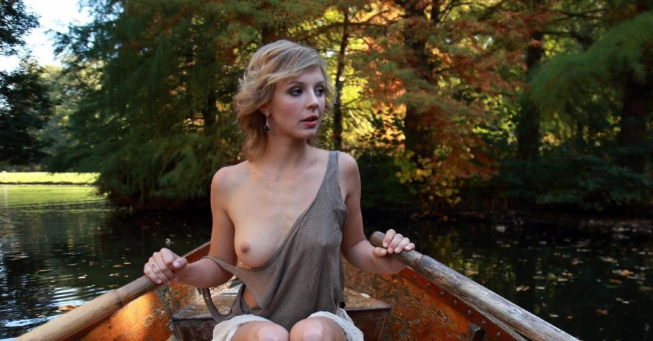 Девушки большими сиськами на лодке