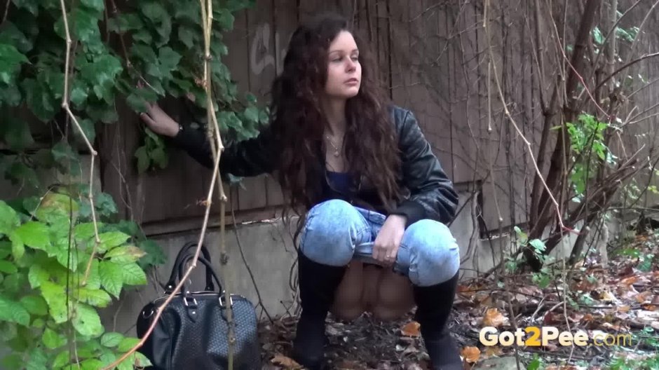 Девушки писают в парках