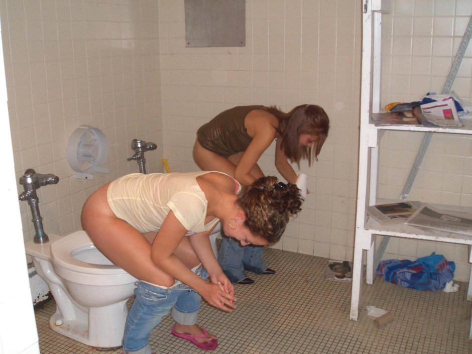 Девушки в общественном туалете