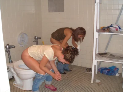 Девушки в общественном туалете