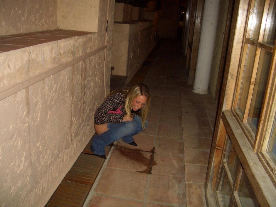 Девушка ссыт в подъезде