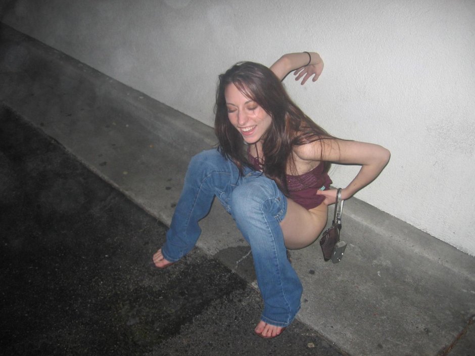 Красивые девушки писаются