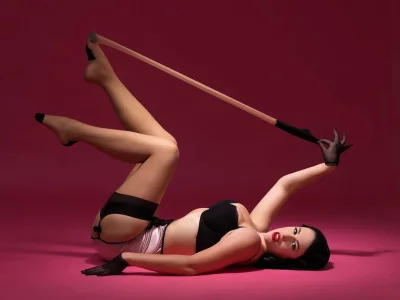 Связанные девочки