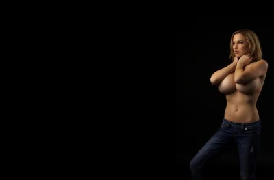 Голые девушки на темном фоне