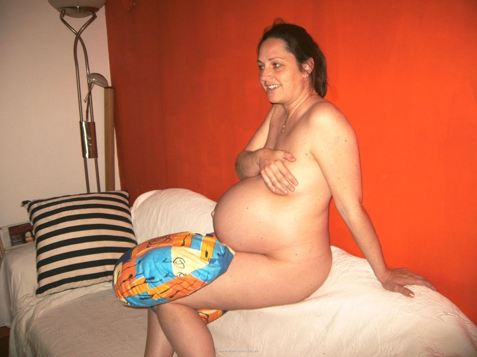 Голая беременная с огромным животом