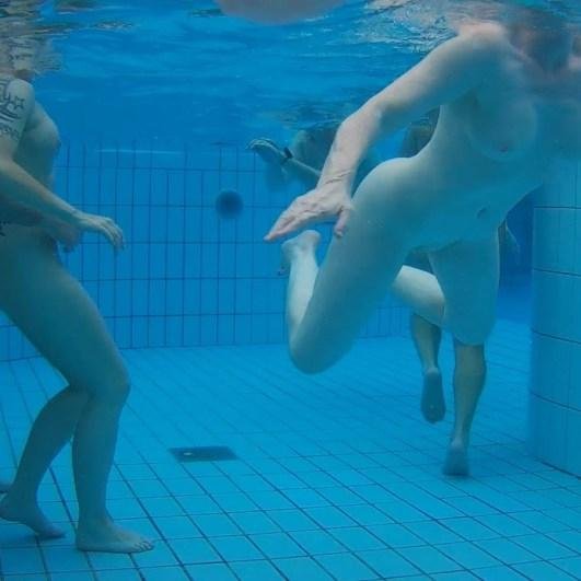 Красивые голые под водой