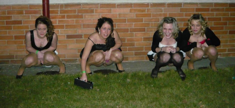 Массовый писсинг девушек