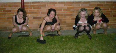 Массовый писсинг девушек