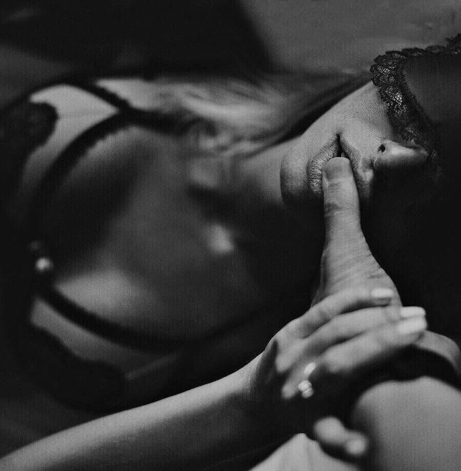 Мужской палец во рту девушки