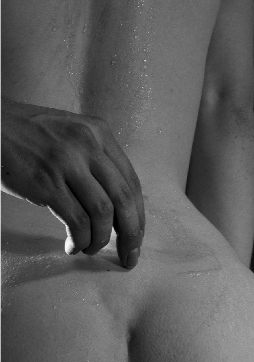 Эро массаж черно белое