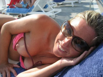 Случайно засветила сосок на пляже