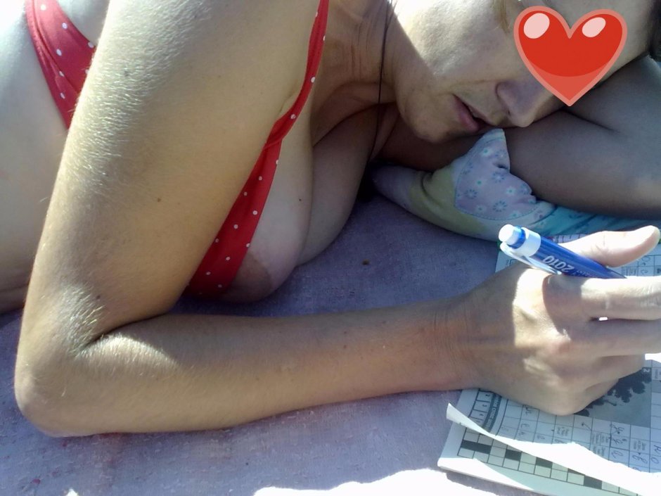 Вывалилась сиська на пляже