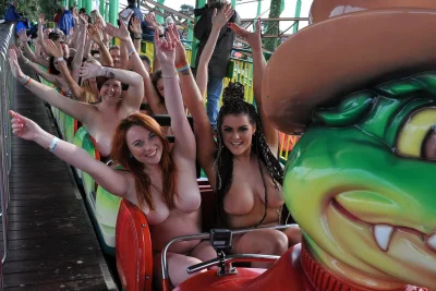 Голая на американских горках