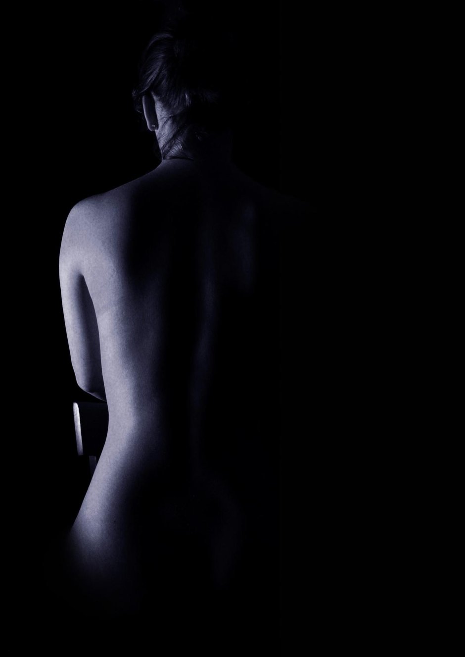 Женский силуэт в темноте