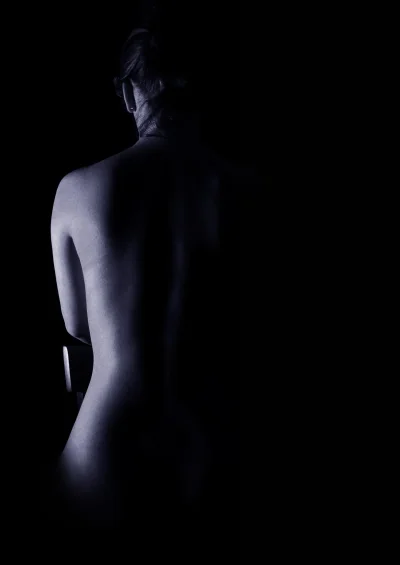 Женский силуэт в темноте