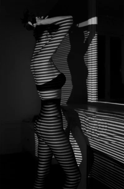 Тень женского тела