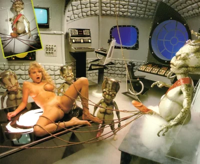 Голые женщины в космическом корабле