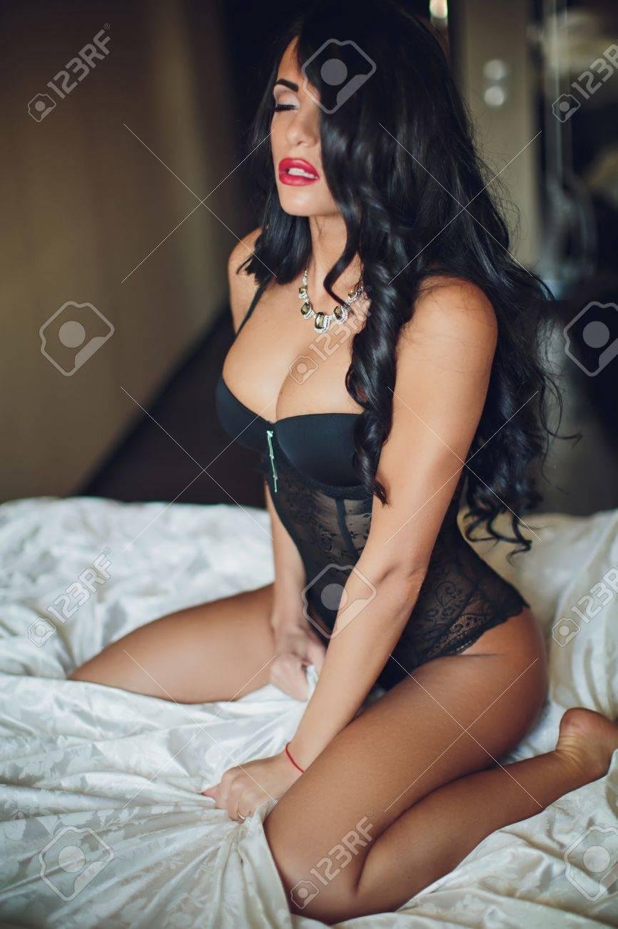 Брюнетка секси