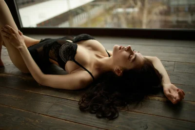 Девушка брюнетка