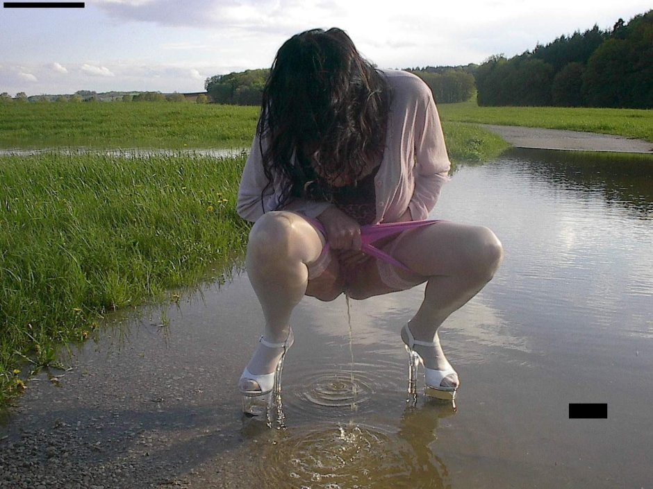 Девушки писают на природе