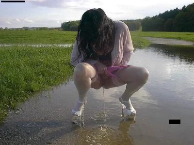 Девушки писают на природе