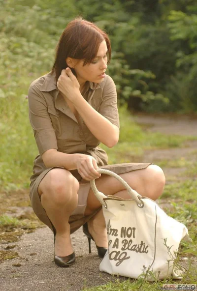 Девушка на корточках