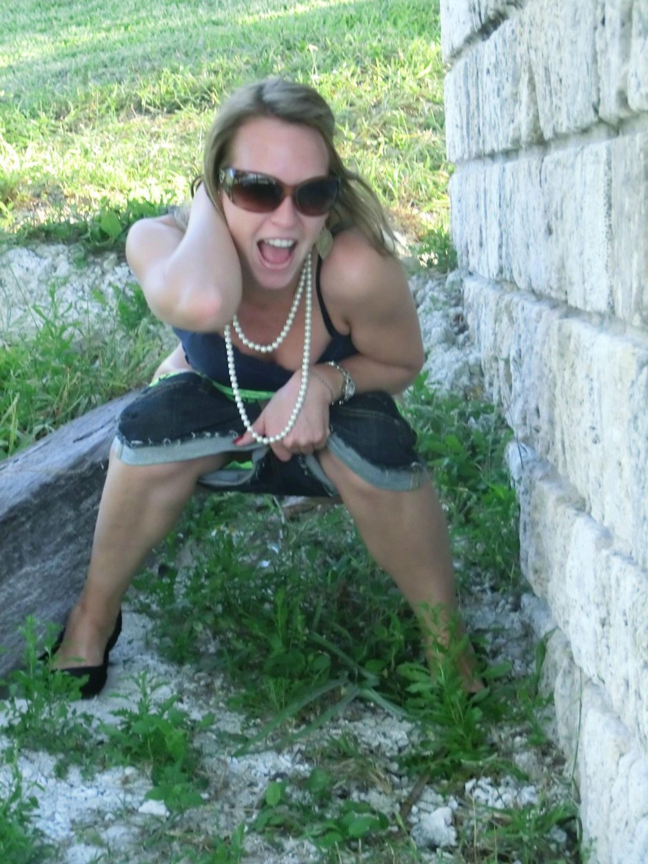 Писает на публике