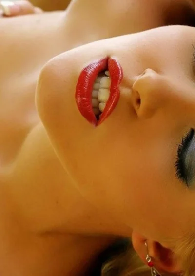 Голые блондинки с накрашенными губами