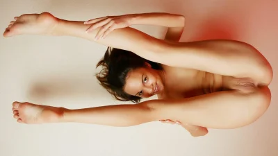 Голые женщины поднимают ноги