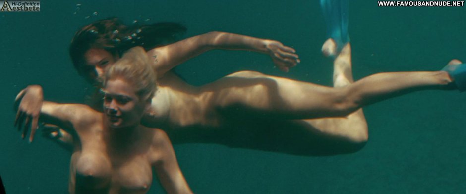 Келли брук голая в фильме пираньи