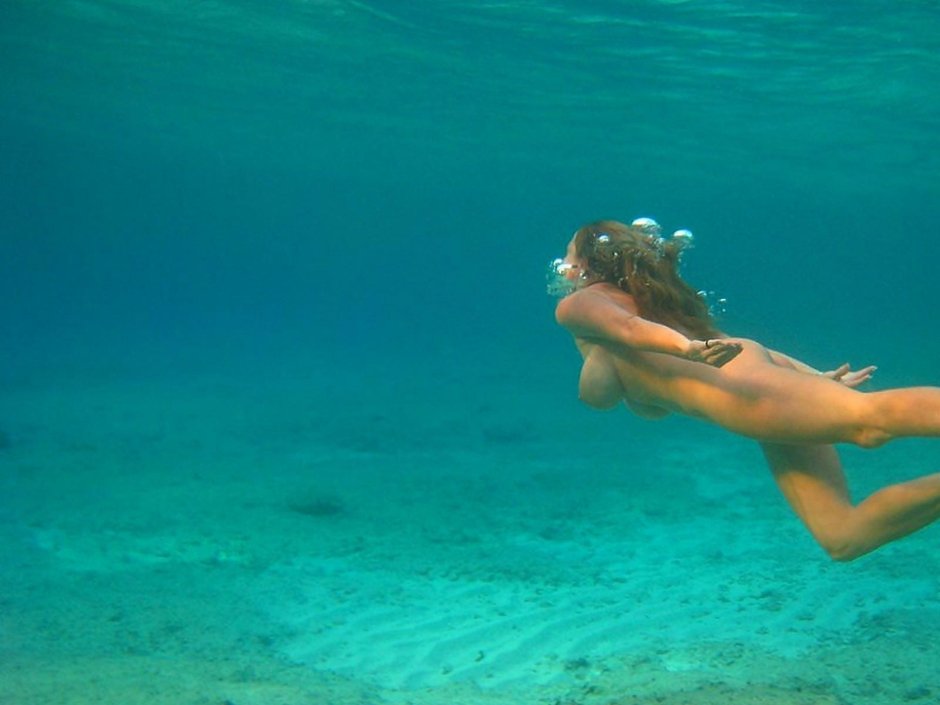 Подводное плавание женщины ню