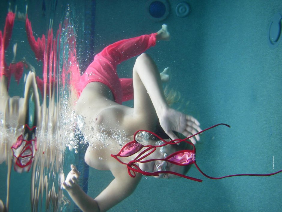 Женщина под водой