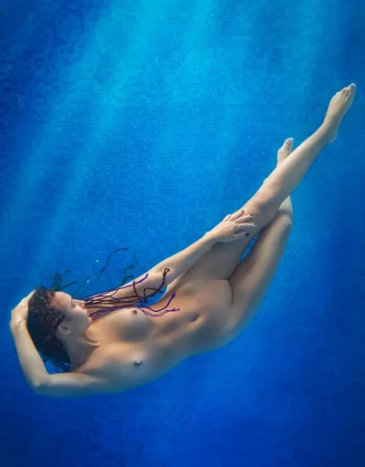 Голые русалки под водой