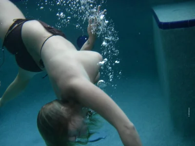 Девушка под водой