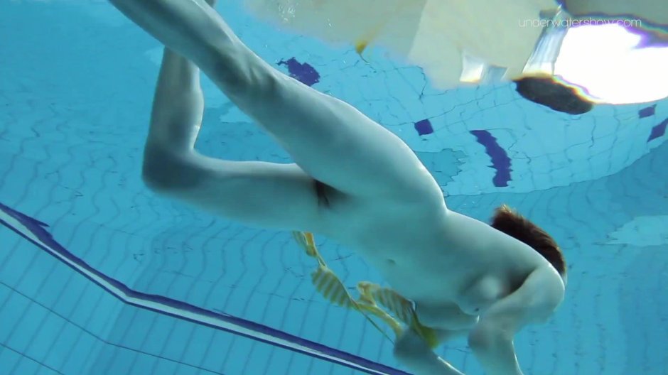 Голая в бассейне