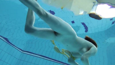 Голая в бассейне