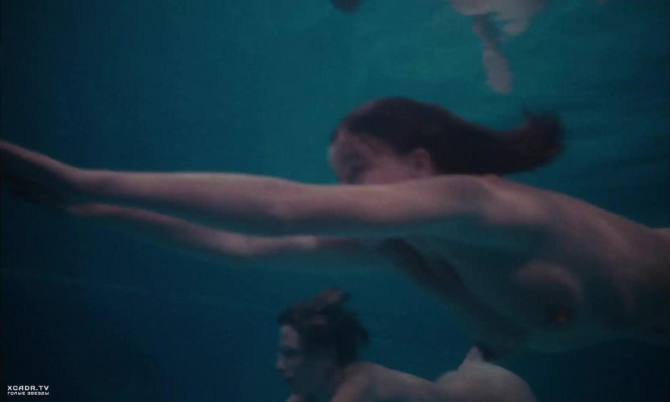 Голая под водой