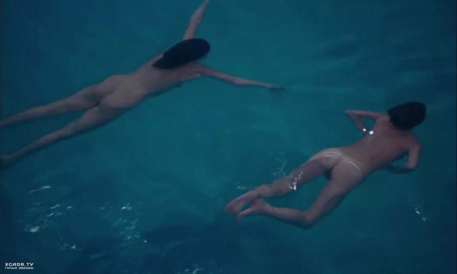 В бассейне голая