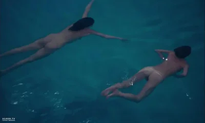 В бассейне голая