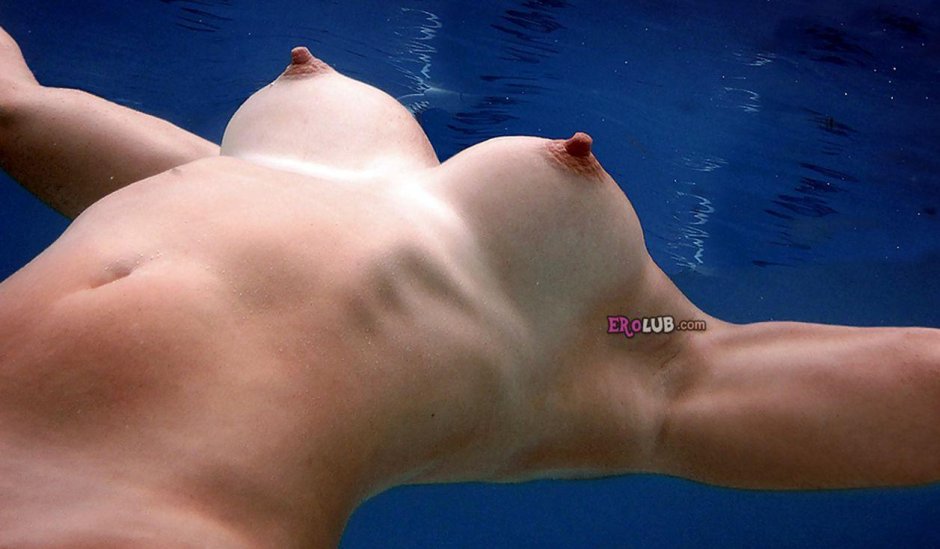 Девушка плавает