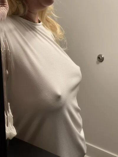 Без лифчика