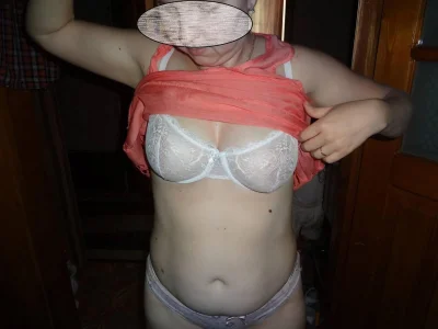 Жена в бюстгальтере